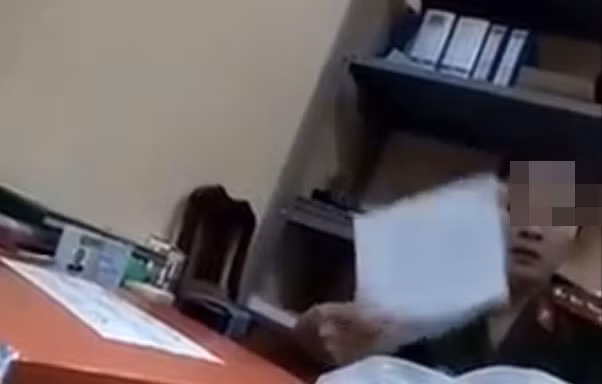 VIDEO ĐỘC QUYỀN: Công an ‘ngã giá’ người dân sửa căn cước tại trụ sở