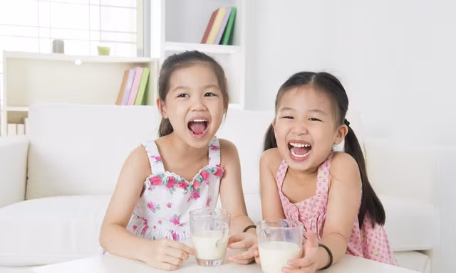 Tranh luận sữa học đường nên dùng sữa tươi hay sữa bột đang kéo dài nhiều năm nay. 