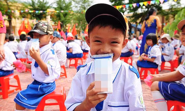 Sữa học đường - Vì sao nóng chuyện tươi hay bột?