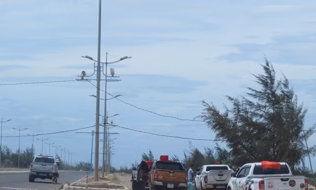 Nhiều người chặn đường để tổ chức đua xe trái phép trên tuyến đường Võ Nguyên Giáp.