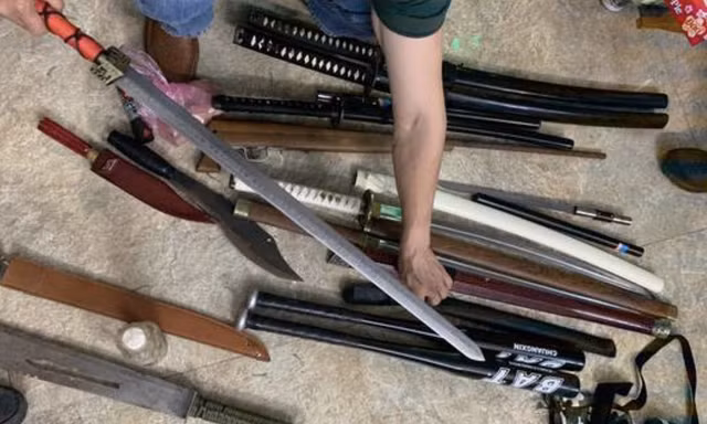 Hàng chục loại vủ khí nóng được tìm thấy trong nhà của các đối tượng cho vay nặng lãi