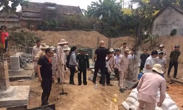 Lực lượng chức năng tiến hành xử lí quả bom.