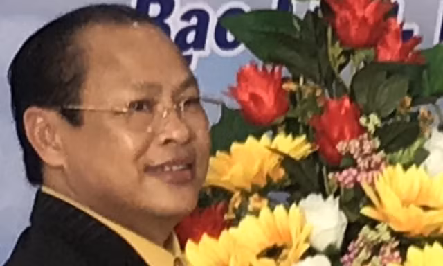Ông Tô Hoài Dân nhận hoa chúc mừng đạt sản lượng 1 triệu Kwh Nhà máy điện gió Bạc Liêu