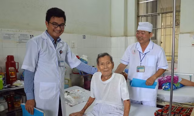 Phẫu thuật thay khớp háng cho cụ ông 98 tuổi