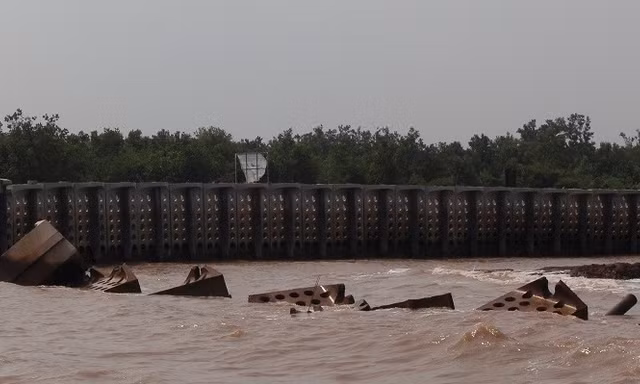 Kè chống sạt lở chưa hoàn thành đã bị sóng đánh ngã nghiêng