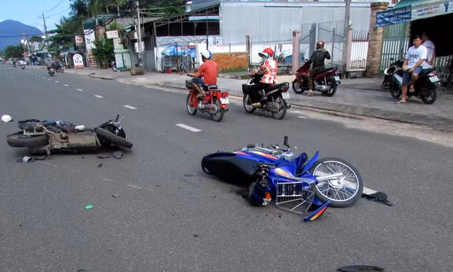 Bé 6 tuổi hôn mê sau vụ va chạm giữa 2 xe máy