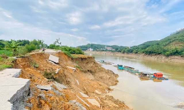 Sạt lở đê nghiêm trọng hơn 100m, chia cắt giao thông tỉnh lộ 323