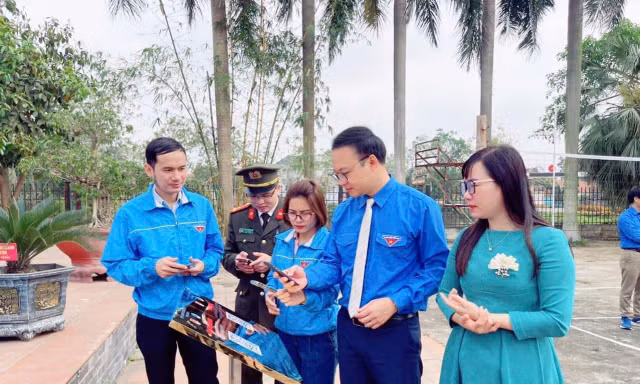 Quét mã QR trải nghiệm tham quan di tích lịch sử đất Tổ