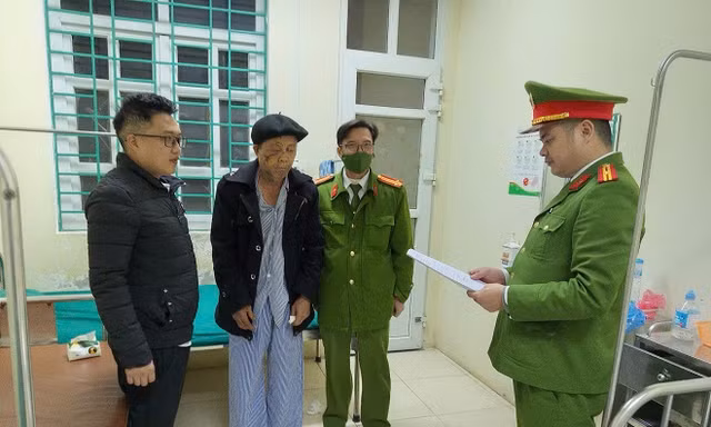 Bắt giam ông lão 75 tuổi dùng dao giết vợ