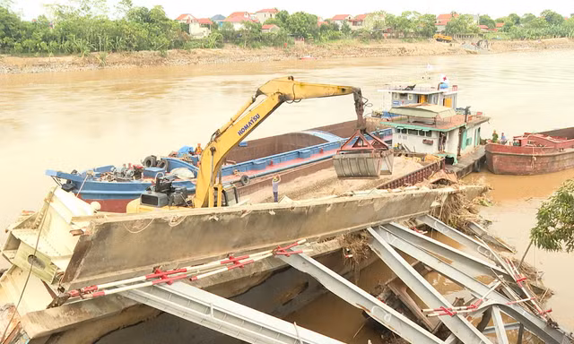 Đẩy nhanh tiến độ trục vớt phương tiện và nhịp cầu Phong Châu bị gãy 