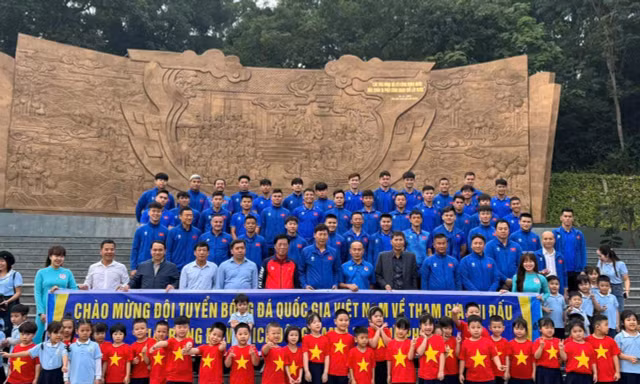 Đội tuyển Việt Nam dâng hương tại Đền Hùng