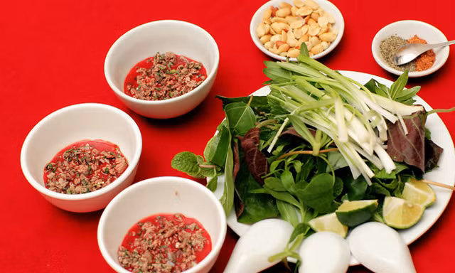 Tiết canh không có tác dụng chữa bệnh trong Đông y cũng không phải thực phẩm có tính mát. Ảnh minh họa: Internet