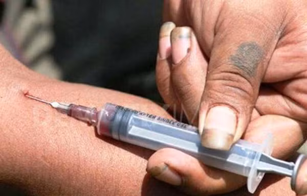 Bác sĩ truyền nhiễm khẳng định việc lây truyền HIV hàng loạt qua đường kim tiêm là rất khó có thể xảy ra. Ảnh minh hoạ: Internet