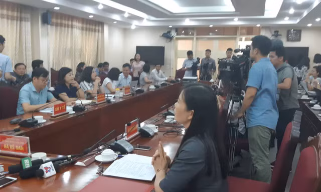 Ông Hà Kế San - Phó Chủ tịch UBND tỉnh Phú Thọ tại buổi họp báo vụ nghi ngờ lây nhiễm HIV do dùng chung kim tiêm. Ảnh: Võ thu