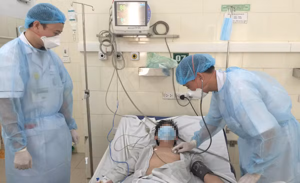 Một bệnh nhân mắc viêm não mô cầu đang điều trị tại BV Bạch Mai. 