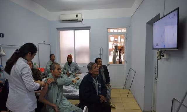 Bệnh nhân ung bướu "Tôi chẳng còn thấy đau khi xem U23 Việt Nam thi đấu". Ảnh: Lê Vũ