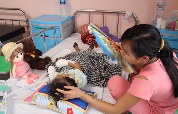 Mẹ con bé Anh Thư đang điều trị tại BV Nhi Trung ương