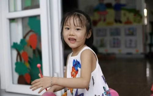Bé Hải An, 6 tuổi, bị ung thư và đã đồng ý hiến tặng giác mạc của mình trước khi qua đời. 