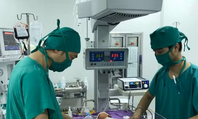Bệnh nhi hiện vẫn đang được chăm sóc đặc biệt tại bệnh viện.