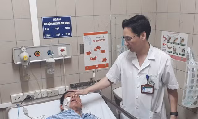 Bác sĩ thăm khám cho bệnh nhân Hồng.