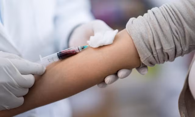 Khi có các triệu chứng bất thường nghi ngờ bị ung thư, bạn nên đến các cơ sở y tế chuyên khoa có uy tín để các bác sĩ khám và điều trị. Ảnh minh hoạ: Internet