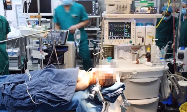 2 bệnh nhi được phẫu thuật hoàn toàn miễn phí bằng kỹ thuật tiên tiến.