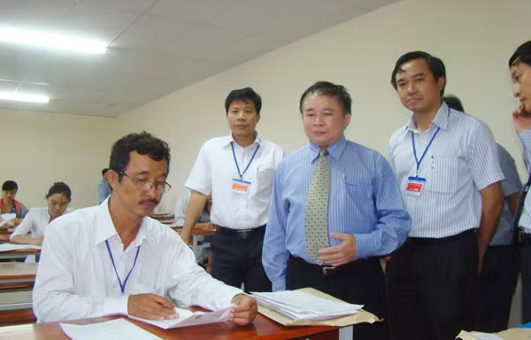 Thứ trưởng Bùi Văn Ga (thứ hai từ phải qua) kiểm tra chấm thi tại trường ĐH Tài chính Marketing ngày 17-7