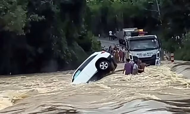 Ô tô Mercedes bị lũ cuốn trôi khi qua cầu tràn, hai người thoát chết