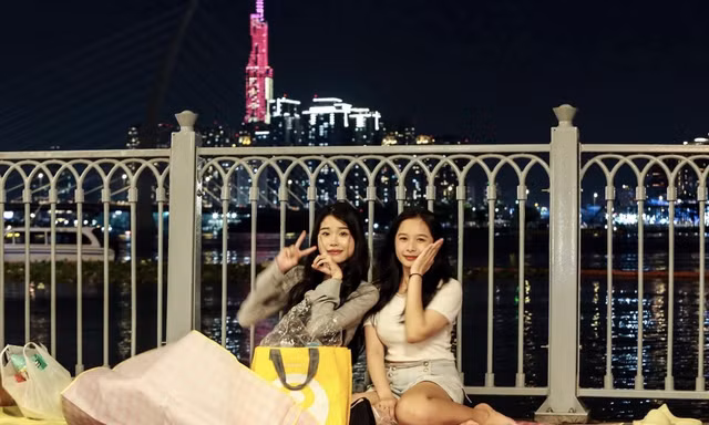 Mua bạt ngồi chờ xem pháo hoa ở trung tâm TPHCM