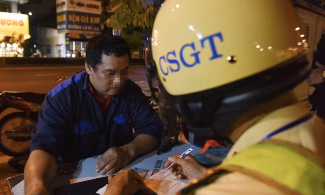 Tài xế uống 4 lon bia: 'CSGT phạt 7 triệu đồng tôi lấy gì đóng'