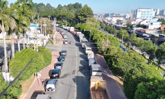Ô tô lại xếp hàng dài hơn 1km để chờ đăng kiểm ở Đồng Nai
