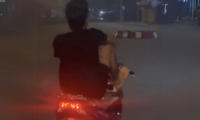 Nam thanh niên dùng chân điều khiển xe máy ở Đồng Nai