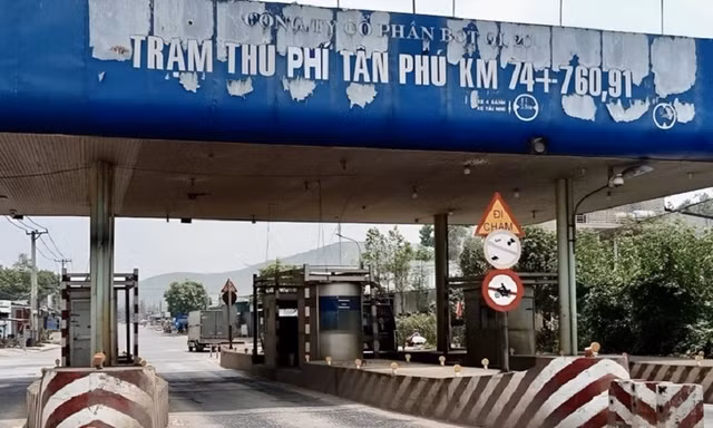 Tháo dỡ trạm thu phí trên quốc lộ 20 sau gần 3 năm dừng hoạt động