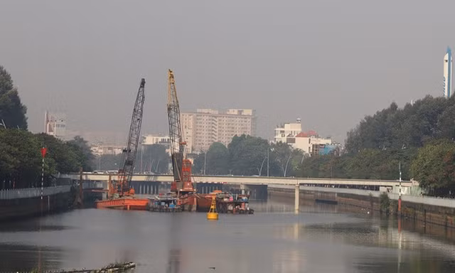 Cận cảnh cầu đi bộ trên kênh Nhiêu Lộc - Thị Nghè sắp hoàn thiện