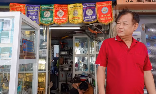Phố 'khen thưởng' sầm uất nhất ở TPHCM ế ẩm, chủ tiệm chờ trả mặt bằng