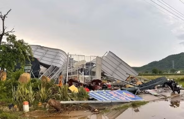 Bình Thuận: Mưa lớn kèm lốc xoáy khiến 2 người bị thương, hơn 350ha lúa bị ngập