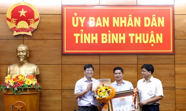 Thanh long Bình Thuận vinh dự đón nhận Bằng Kỷ lục Châu Á