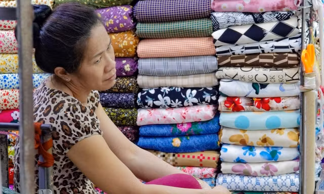 Tiểu thương chợ vải lớn nhất TPHCM 'khóc thét' vì vừa bán hàng vừa đá bóng
