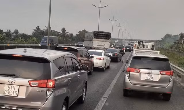 Ô tô tải va vào dải phân cách, cao tốc TP.HCM - Trung Lương ùn tắc hơn 5km