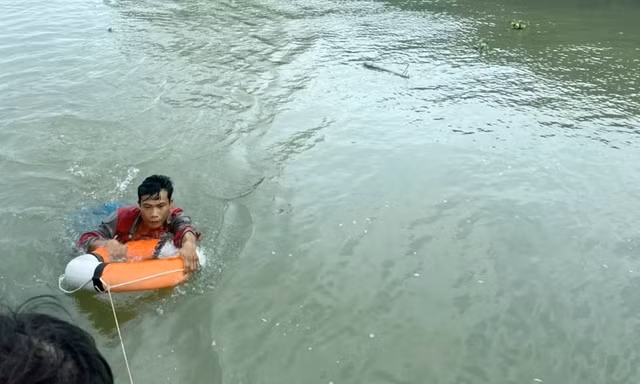 Cứu hộ thành công nam thanh niên bị nước cuốn trôi từ Long An về TP.HCM