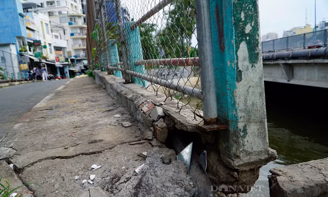 Cận cảnh cây cầu ở TP.HCM xuất hiện nhiều vết nứt
