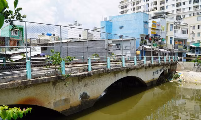 Tìm nguyên nhân gây 8 vết nứt trên dầm cầu Dừa ở TPHCM