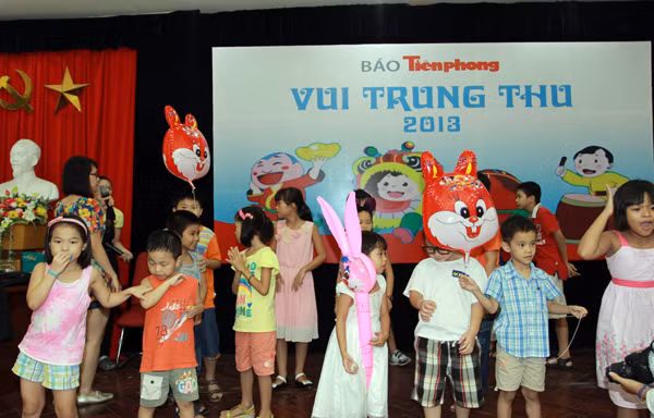Báo Tiền Phong vui trung thu cùng trẻ em