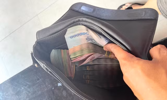 Chủ quán cơm trả lại gần 1 tỷ đồng cho khách bỏ quên