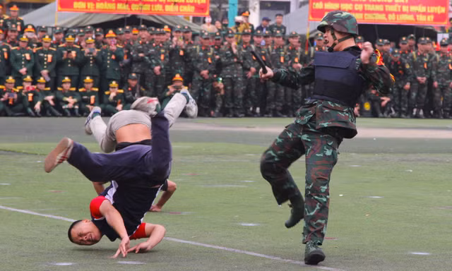 Xem lính đặc nhiệm biểu diễn võ thuật trong ngày hội ra quân huấn luyện