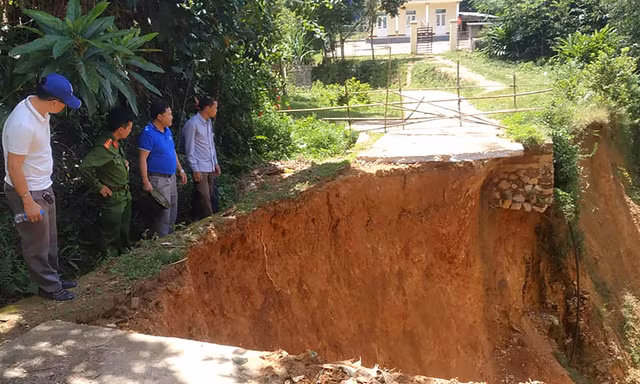 Kinh hãi đường 'đứt đôi', chia cắt hàng chục hộ dân ở Nghệ An