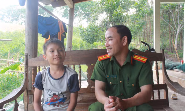 Người chiến sĩ Công an khơi dậy sức dân từ công tác dân vận