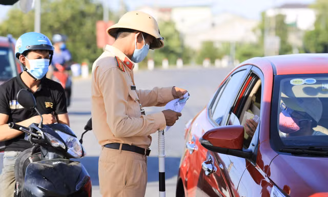 Lực lượng tuyến đầu đội nắng lửa bám chốt chống dịch ở Nghệ An