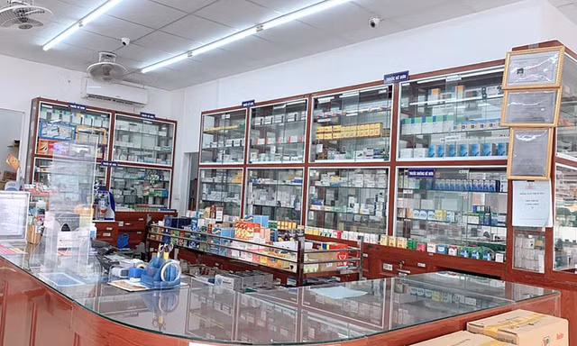 Nhiều quầy thuốc bị phạt vì bán thuốc nhưng không đo thân nhiệt cho khách