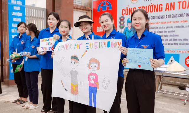 Những bóng hồng tình nguyện mùa thi 2023